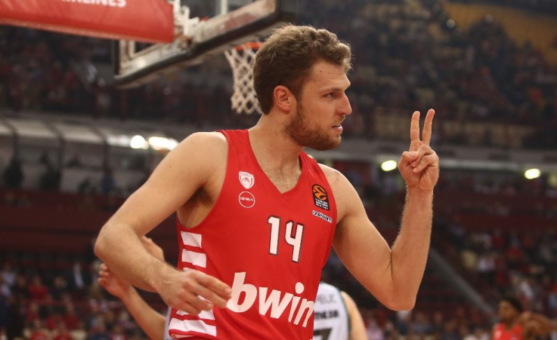 Ο MVP Βεζένκοβ τα έκανε όλα, χωρίς να... σκάσει την μπάλα! (video)