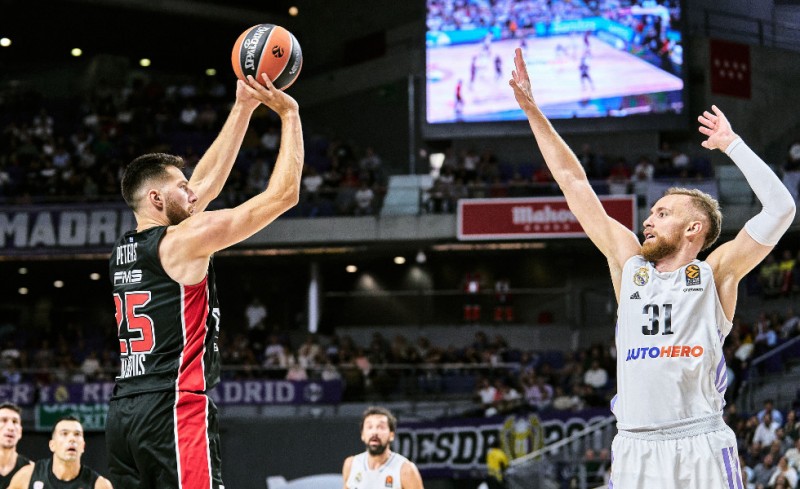 Τα... φώτα πάνω στον Πίτερς! (video)