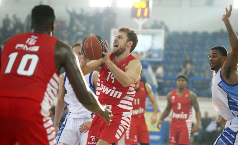 «Ξέσπασε» με ασταμάτητο Βεζένκοβ ο Θρύλος!