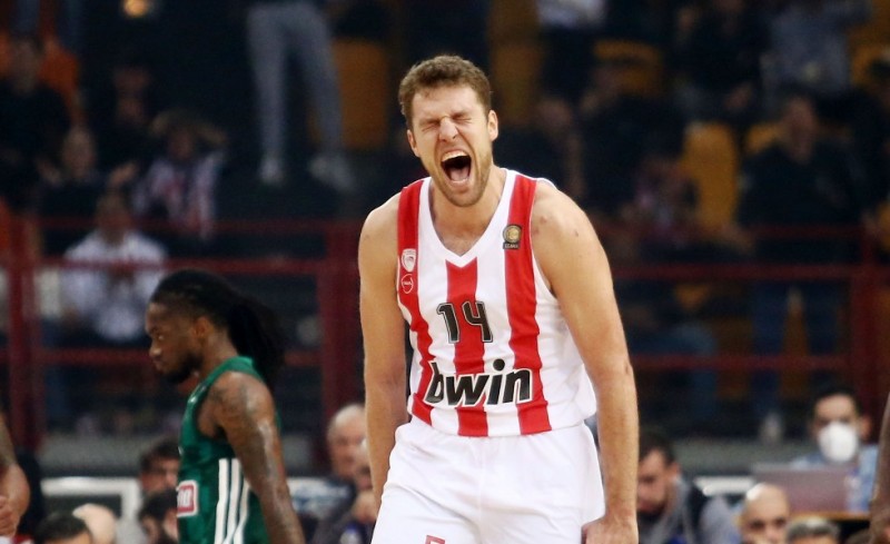 Φάπα στον πελάτη και 9-0 σερί ο Θρύλος!