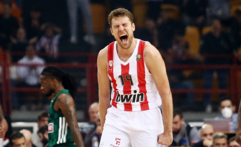 Βεζένκοβ: «Άμυνα και κόσμος μας έδωσαν τη νίκη, δεν επαναπαύομαι»	