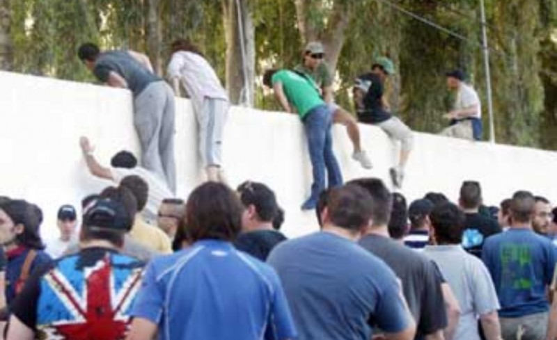 Μέχρι και ο καθρέπτης αν κοιταχτείτε θα σας φτύσει για να μην σας «ματιάσει»!