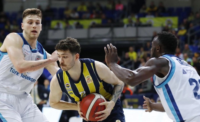 Ήττα για την Φενέρ πριν τον Ολυμπιακό