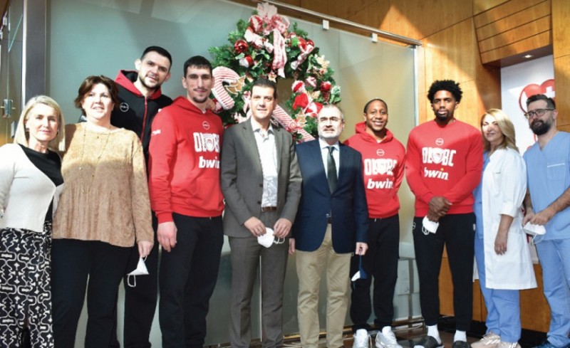 Moίρασε δώρα και χαμόγελα ο Θρύλος! (photos)