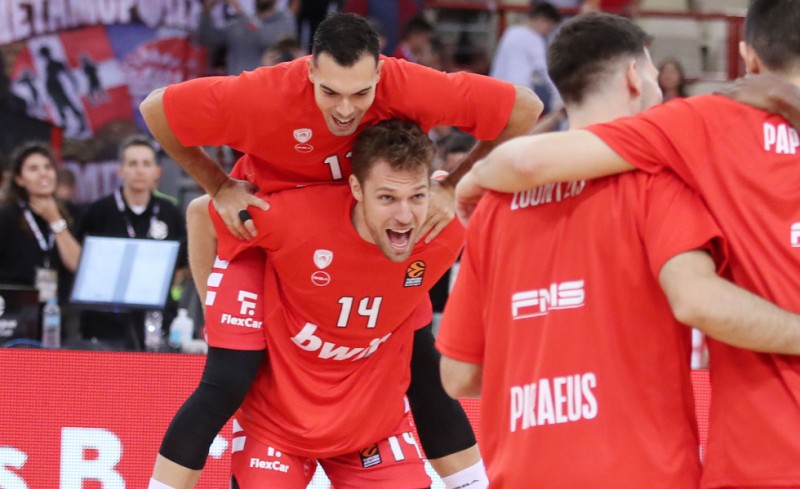 «Τρέλα» Σλούκα για την ανανέωση του Βεζένκοβ! (photo)