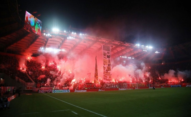 «Ερυθρόλευκη» τρέλα στον Βόλο! Με 15.000 κόσμο στο Πανθεσσαλικό! (video)