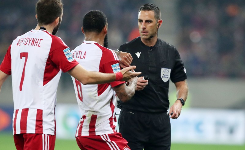 «Έπνιξε» την αποβολή του Οντουμπάγιο ο Ρεϊνσρέιμπερ!