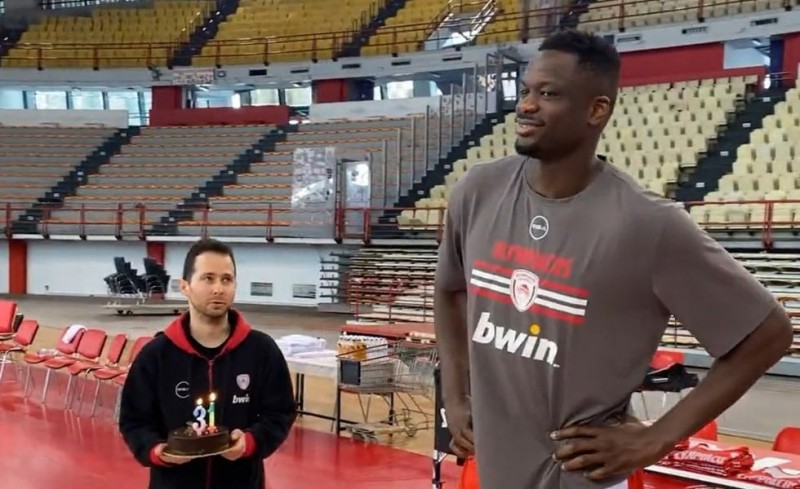 Η τούρτα-έκπληξη στον Φαλ! (video)