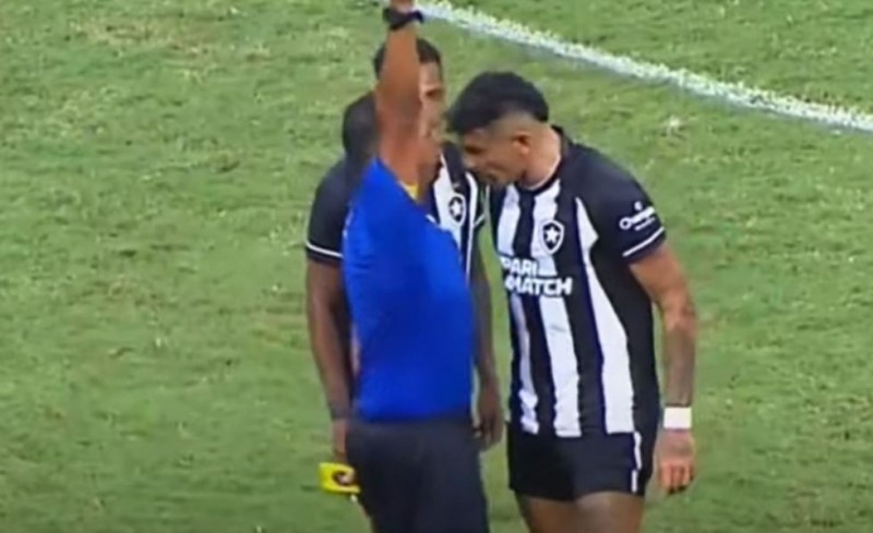 Ο Τικίνιο κουτούλησε διαιτητή! (video)