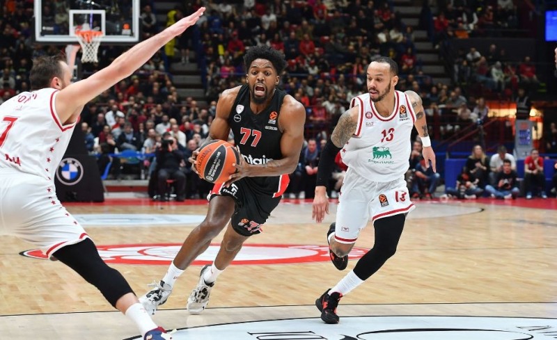 Αυτά έγιναν στο ματς του Θρύλου στο Mιλάνο (video)