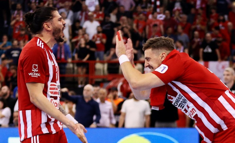 Νίκησε ΑΕΚ και... διαιτησία ο Θρύλος