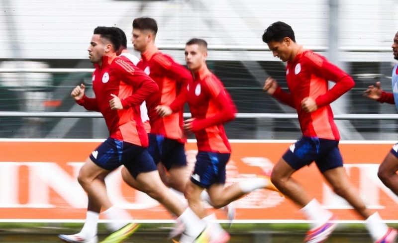 «Πέφτουν κορμιά» στις προπονήσεις του Ολυμπιακού στην Ολλανδία! (video)