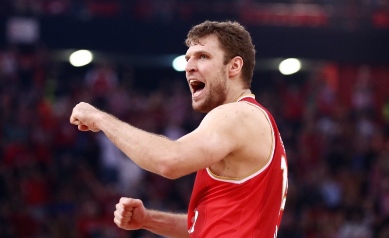 Διπλασιάζουν τα τρίποντα του Βεζένκοφ