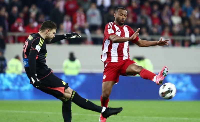 Τους βάζει όσα… γλίτωσαν και περνάει με 100 ο Θρύλος!