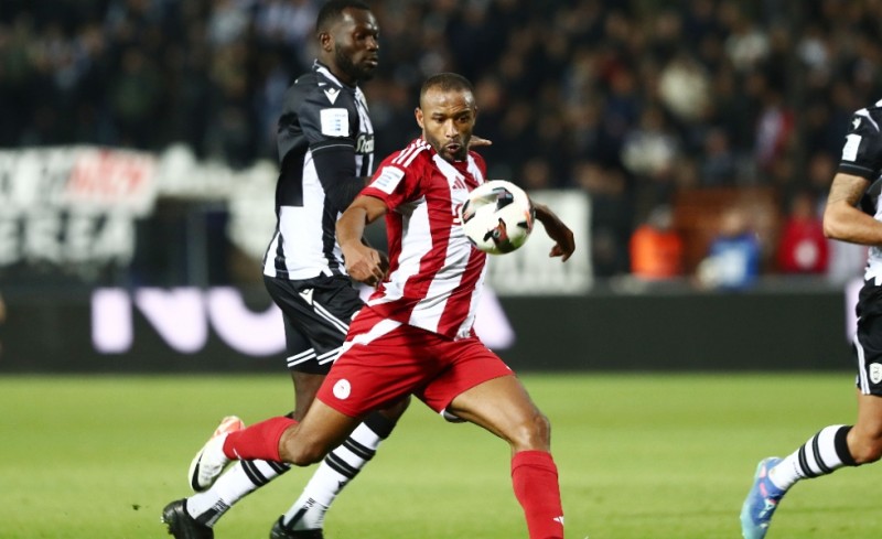 Τον βουλιάζει ακόμα πιο βαθιά και συνεχίζει πρώτος με Ελ Κααμπί!