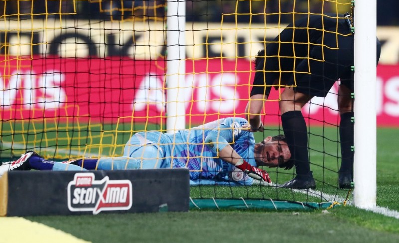 Απίστευτο! Δεν δόθηκε κόκκινη στο επικίνδυνο χτύπημα του Μήτογλου στον Τζολάκη! (video)