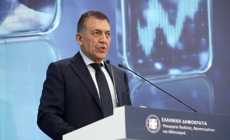 Kάνει πίσω ο Βρούτσης: «Δεν απαιτείται κοινή παρουσία Γιαννακόπουλου–Αγγελόπουλων»