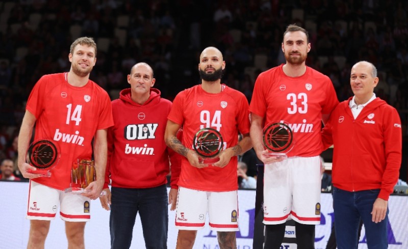 Βράβευσε τους Βεζένκοφ, Mιλουτίνοφ και Φουρνιέ ο Θρύλος