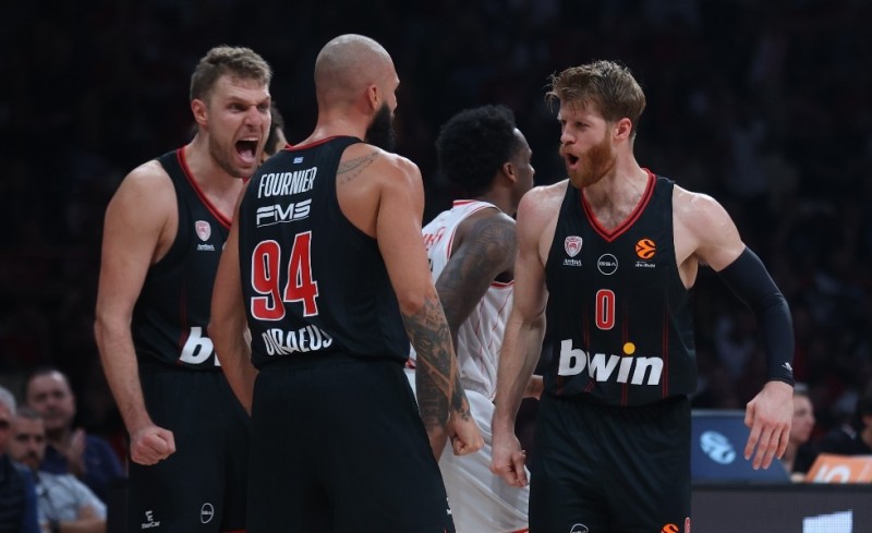 Θρύλος είσαι, νίκα την Παρτιζάν!