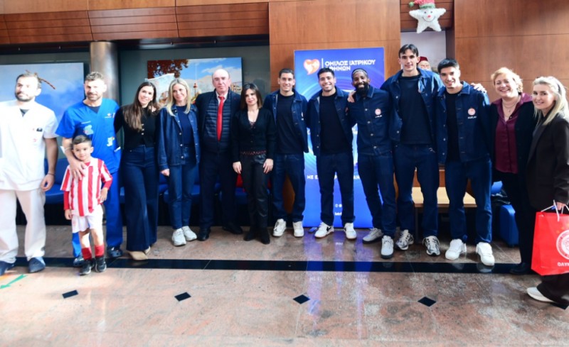 «Ερυθρόλευκα» χαμόγελα και δώρα στο Ιατρικό Κέντρο Αθηνών