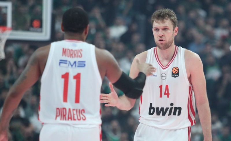 Διπλό μέσα στην Πόλη, Θρύλε ολέ ολέ!