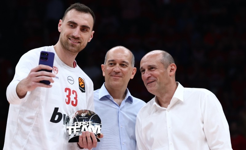 Μιλουτίνοφ: «Ευλογημένος που είμαι στον Ολυμπιακό»